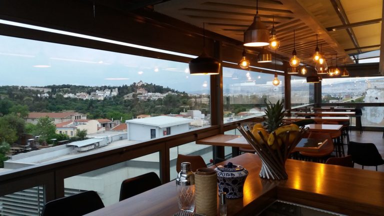 θέα στην ακρόπολη στο εστιατόριο a for athens